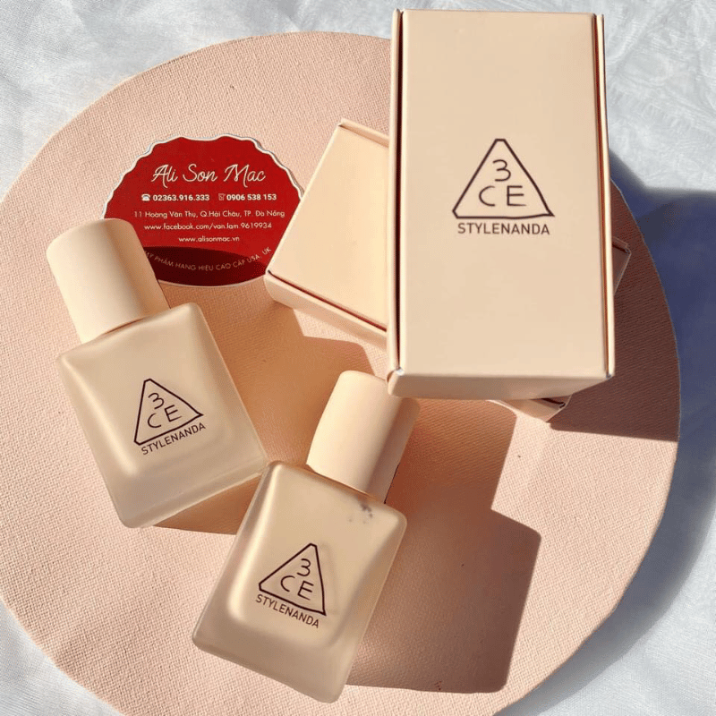  3CE Velvet Fit Foundation mang lại cảm giác mềm mịn như nhung, không gây lộ vân kem và mốc da