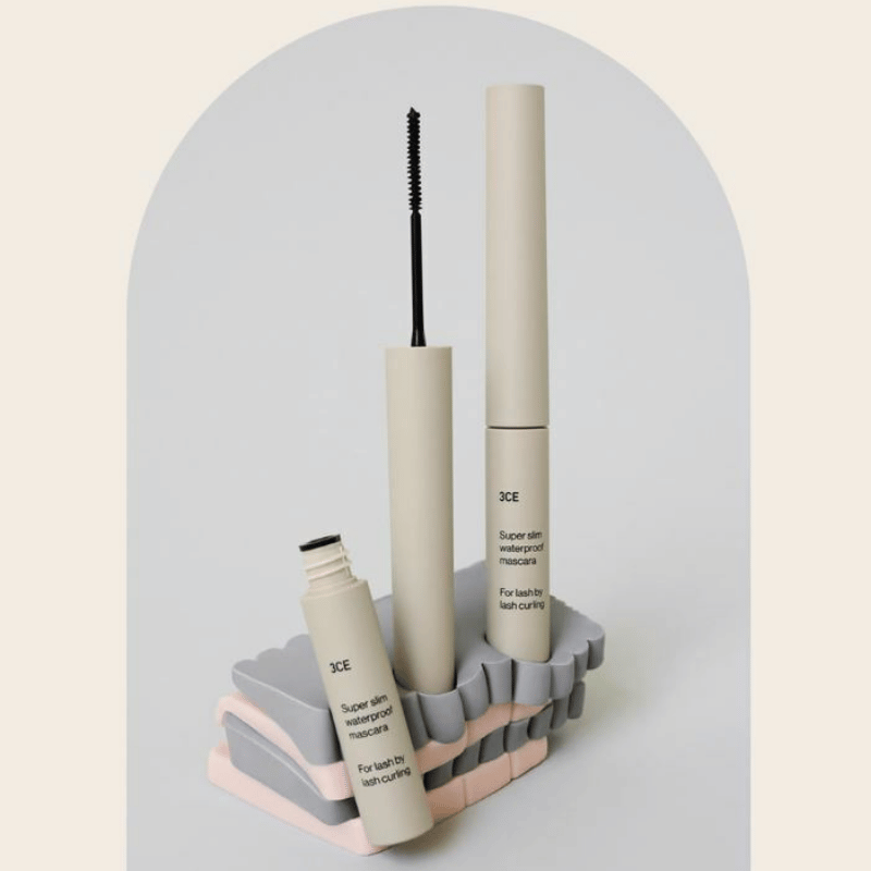 Mascara 3CE Siêu Mỏng Super Slim Waterproof có kết cấu dạng gel mỏng nhẹ, giúp mascara bám chặt vào từng sợi mi