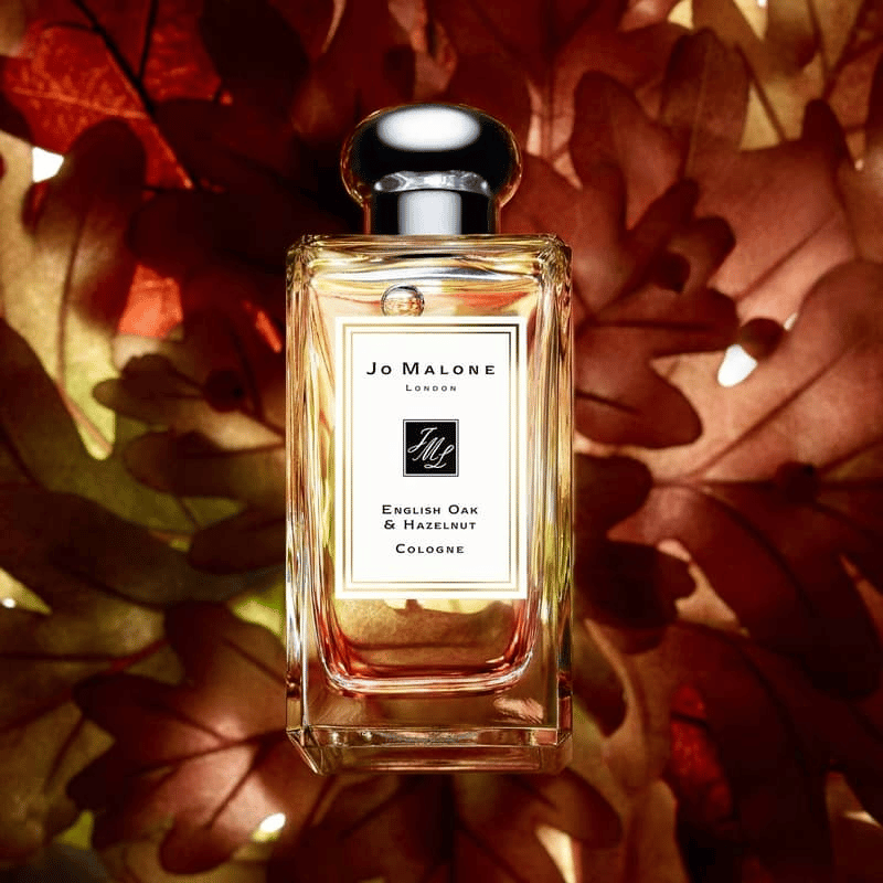 Chai nước hoa Jo Malone English Oak & Hazelnut trong không gian cổ điển, thể hiện sự thanh lịch và tinh tế