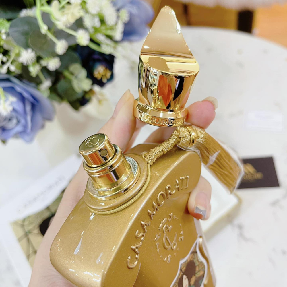 Thiết kế chai Xerjoff Casamorati Lira EDP – Chai vàng đồng sang trọng với nắp chạm khắc tinh xảo