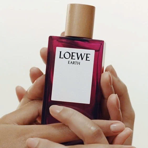 Loewe Earth EDP là một tác phẩm tinh tế, mang trong mình hơi thở của thiên nhiên và sự kết nối sâu sắc với thế giới xung quanh
