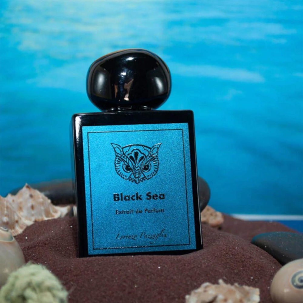 Thiết kế của Lorenzo Pazzaglia Black Sea Extrait de Parfum mang đậm tính nghệ thuật với chai thủy tinh xanh đậm