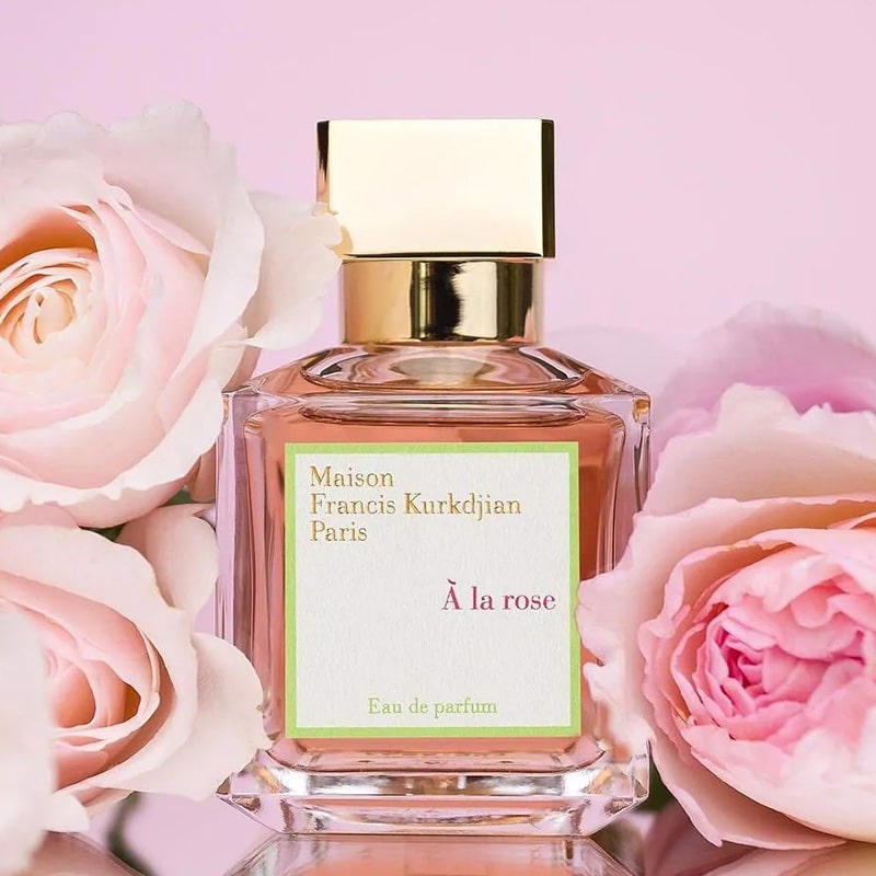 MFK À La Rose EDP là hiện thân của sự nữ tính tinh tế, là bức họa hoàn mỹ của hai loài hoa hồng quý hiếm là Damascena Rose và Centifolia Rose