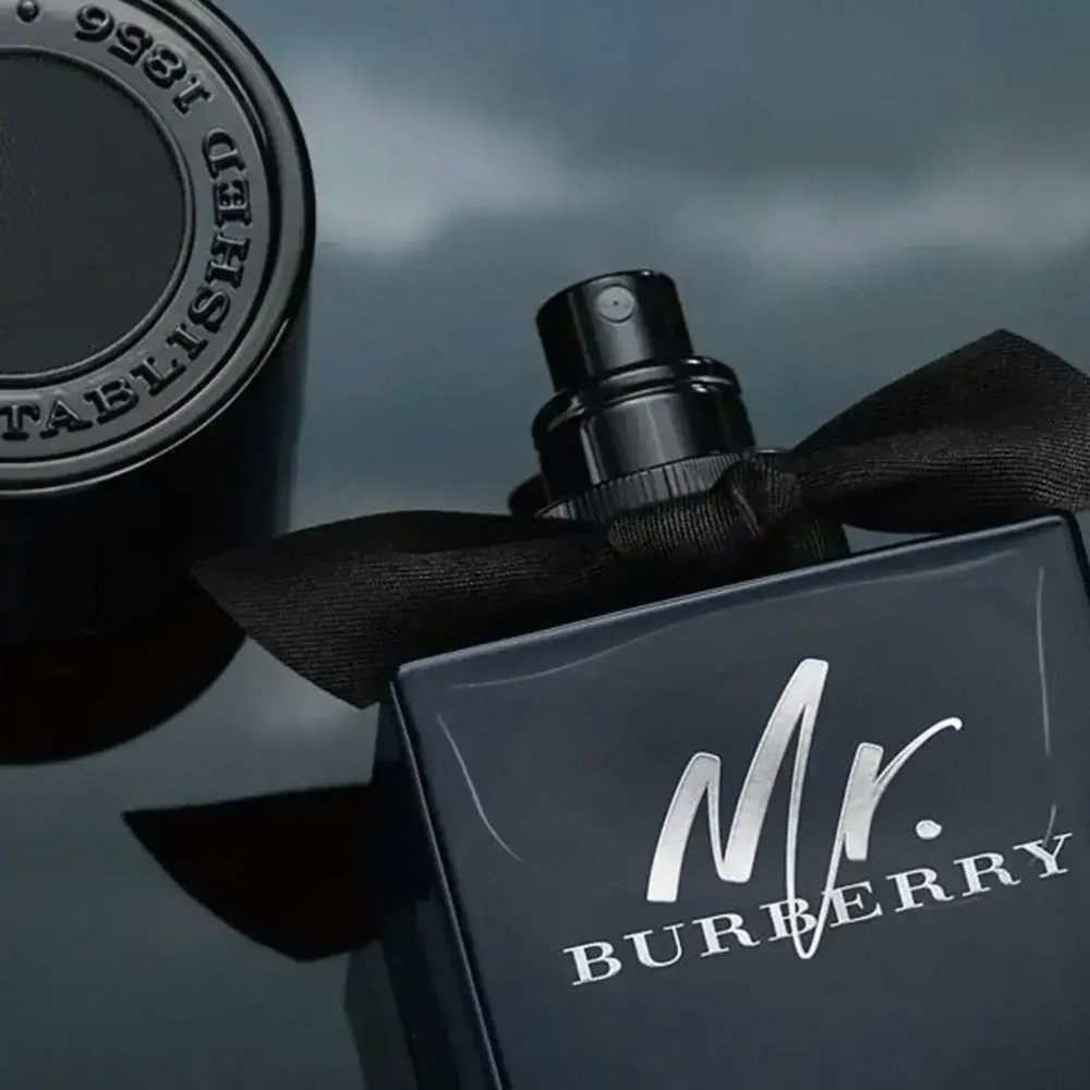 Mr. Burberry EDP lấy cảm hứng từ những chiếc áo khoác trench coat đặc trưng của Burberry, với chai thủy tinh trong suốt thể hiện sự mạnh mẽ và thanh lịch