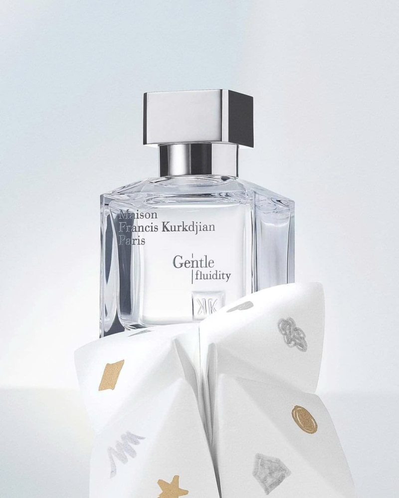 Với sự kết hợp tinh tế giữa những nốt hương gỗ và gia vị, MFK Gentle Fluidity Silver EDP không chỉ là một mùi hương mà còn là một lời khẳng định về sự sang trọng, thanh lịch