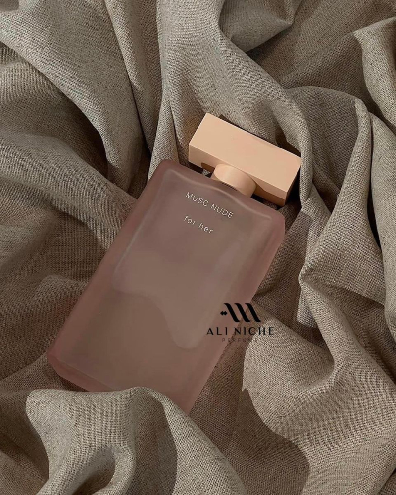 Narciso Rodriguez Musc Nude EDP là một dòng nước hoa mới ra mắt vào năm 2024, mang đến một cảm giác thanh thoát và gợi cảm, tôn vinh sự nữ tính hiện đại của người phụ nữ