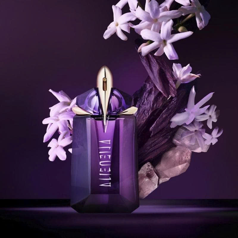 Thierry Mugler Alien EDP là một trong những tác phẩm kinh điển, mang lại cảm giác như một lá bùa hộ mệnh đầy bí ẩn và mê hoặc