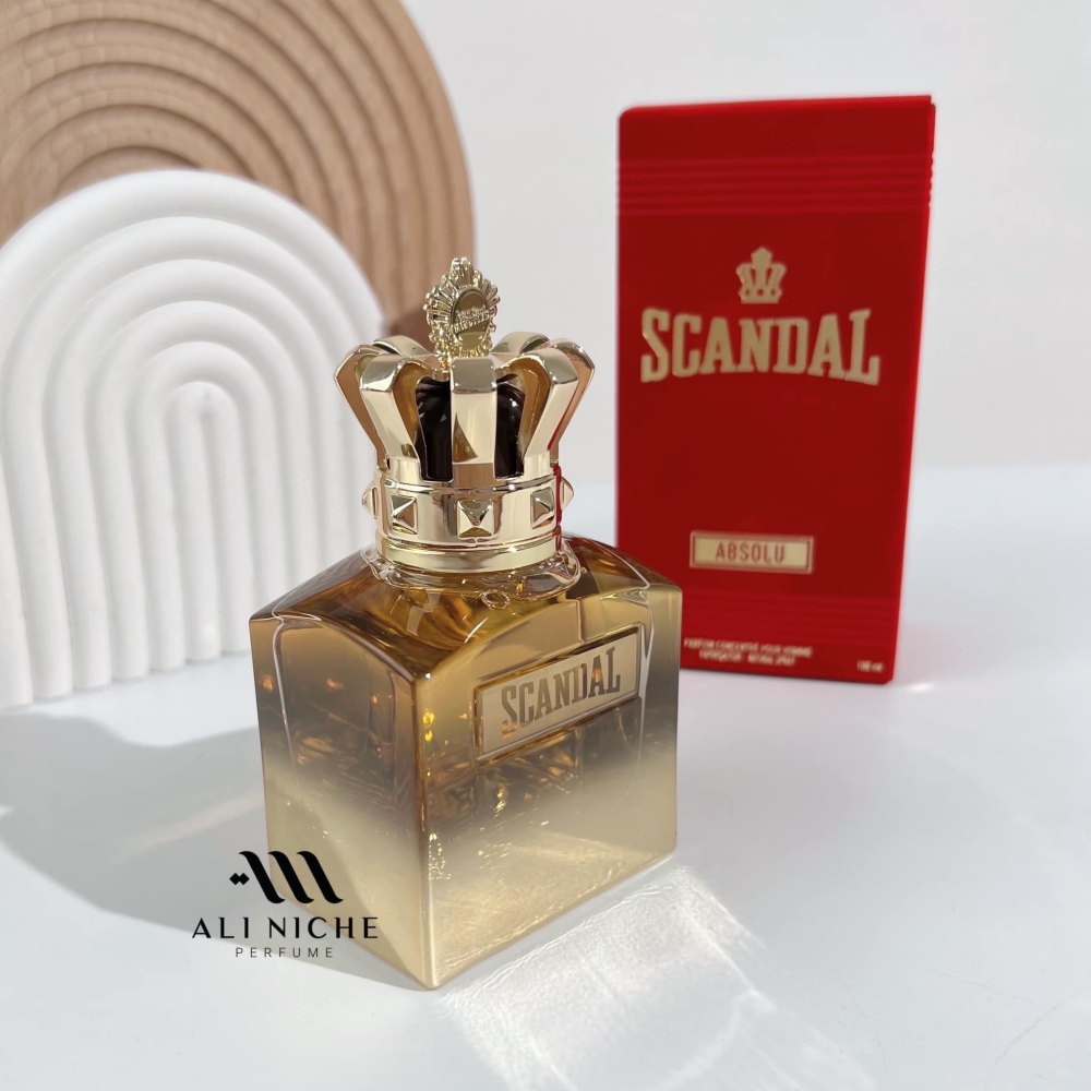 Scandal Absolu Parfum Pour Homme là một viên ngọc vàng xa hoa, được thiết kế tinh xảo để phản ánh bản chất táo bạo và rạng rỡ của nước hoa. 