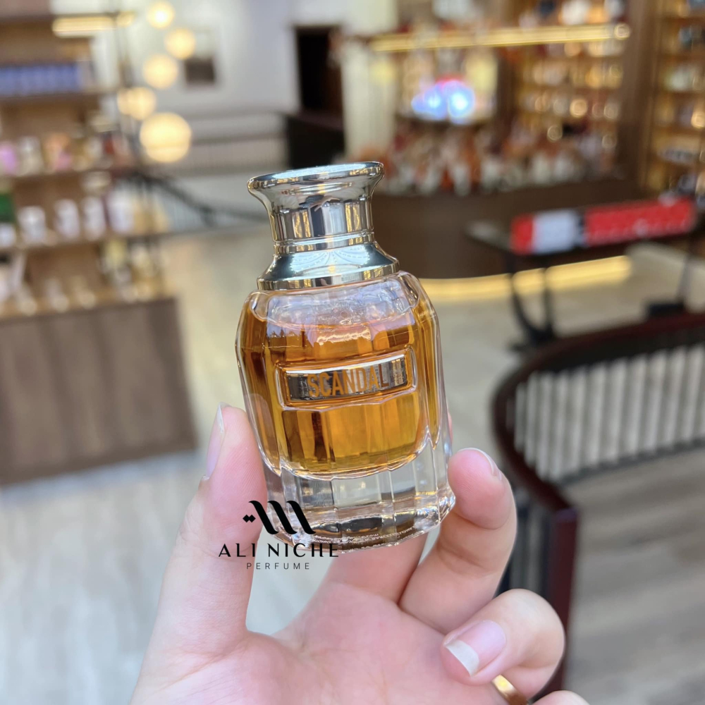 Jean Paul Gaultier Scandal Absolu Parfum là một viên ngọc vàng xa hoa, được thiết kế tinh xảo để phản ánh bản chất táo bạo và rạng rỡ của nước hoa. 