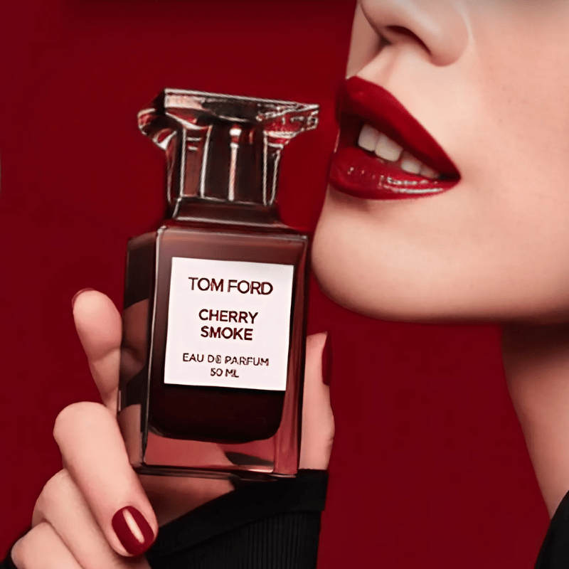 Tom Ford Cherry Smoke EDP mang đến một cảm giác vừa ngọt ngào, vừa bí ẩn, vừa mạnh mẽ