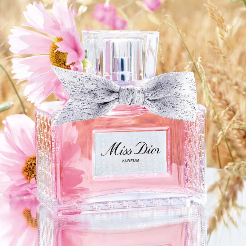 Miss Dior Parfum được thiết kế với hình dáng nơ thanh lịch, màu hồng nữ tính